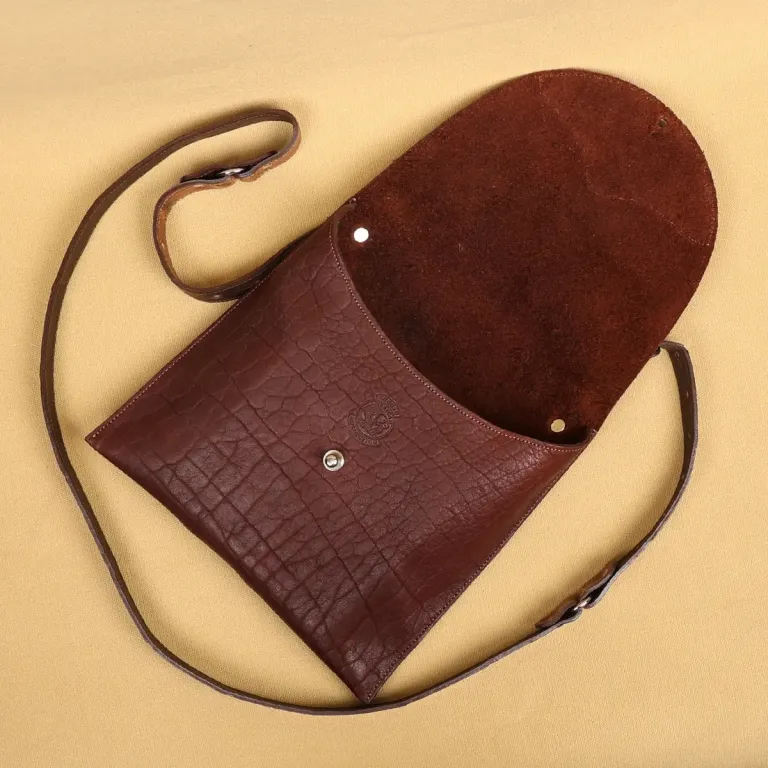 back view of the derby hand bag with a brand