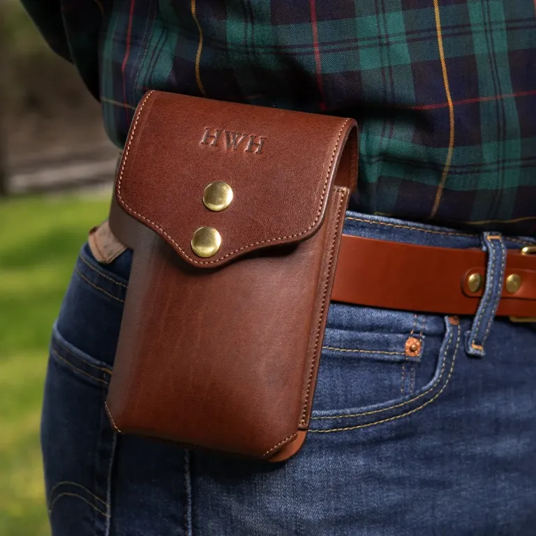 No 49l Phone Holster in vintage brown showing on a man