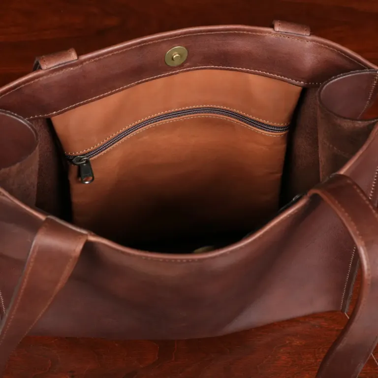 inside of the tote showing the pockets